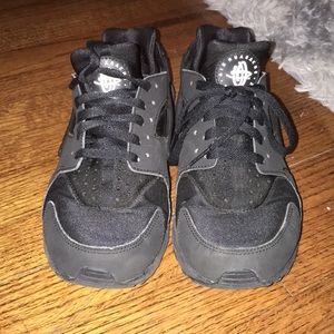 Men’s all black Nike huaraches